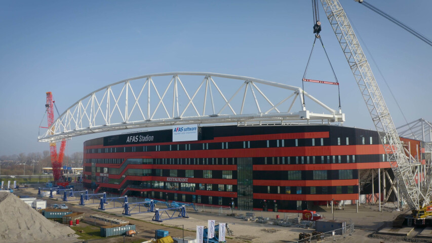 AZ voetbalstadion met nieuwe draagbalk